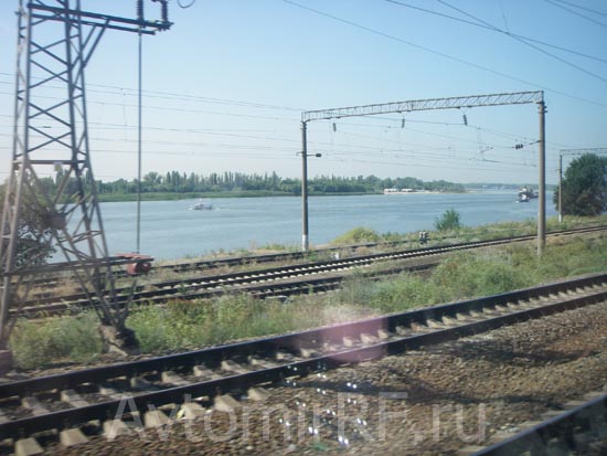 железная дорога рядом с рекой