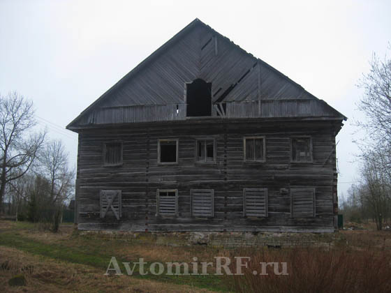 Старый двухэтажный деревянный дом